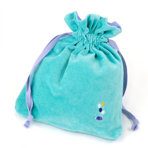 エメラルドグリーン